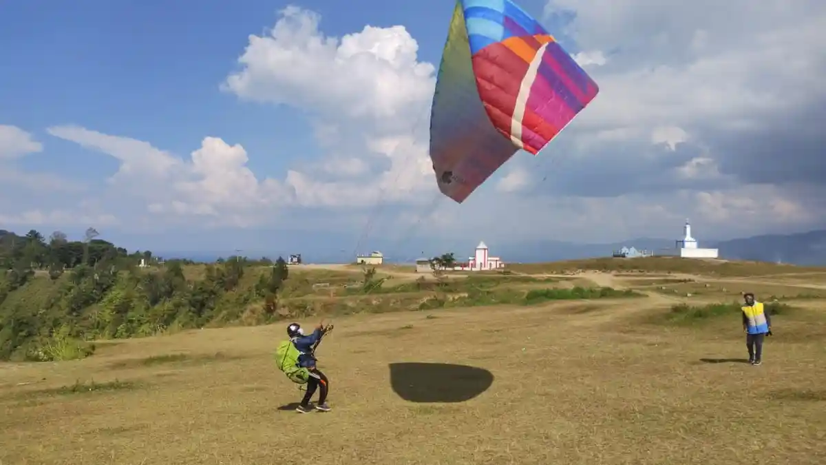 Paralayang di Bukit Singgolom, Balige Bisa Jadi Pilihan Habiskan Weekend
