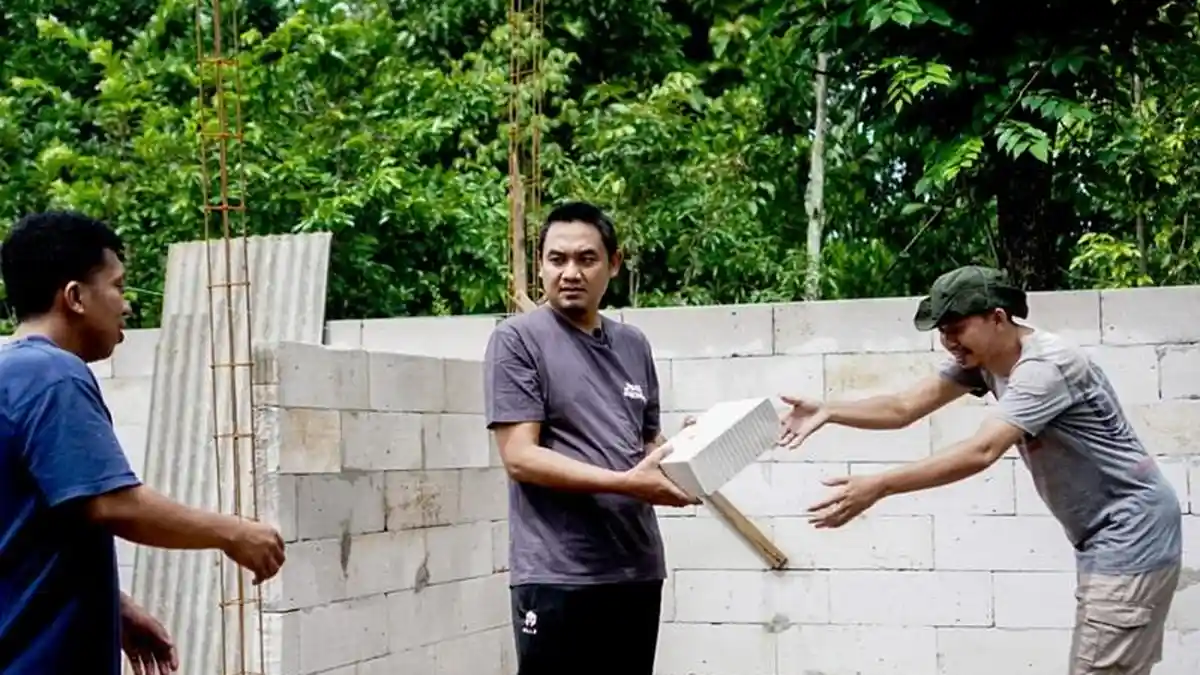 Gus Haiz Bantu Warga Bangun Rumah Mendapatkan Bedah Rumah di Mayong Jepara
