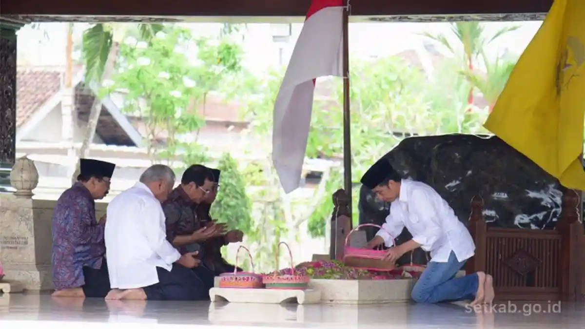 Ziarah ke Makam Soekarno, Jokowi Tampil Beda dari Pramono dan Sukarwo