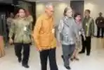 PU Harian Kompas Jacob Oetama Sambut Boediono