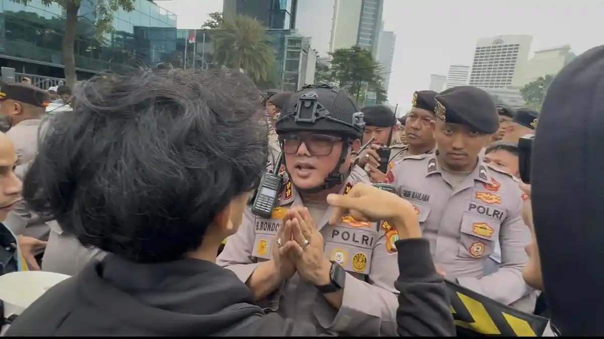 Momen Mahasiswa Universitas Terbuka Adu Mulut dengan Polisi Usai Dihadang Menuju Bundaran HI
