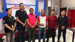 Rusli-Zubair-Gobel-ketiga-dari-kiri-menggunakan-rompi-mermud.jpg