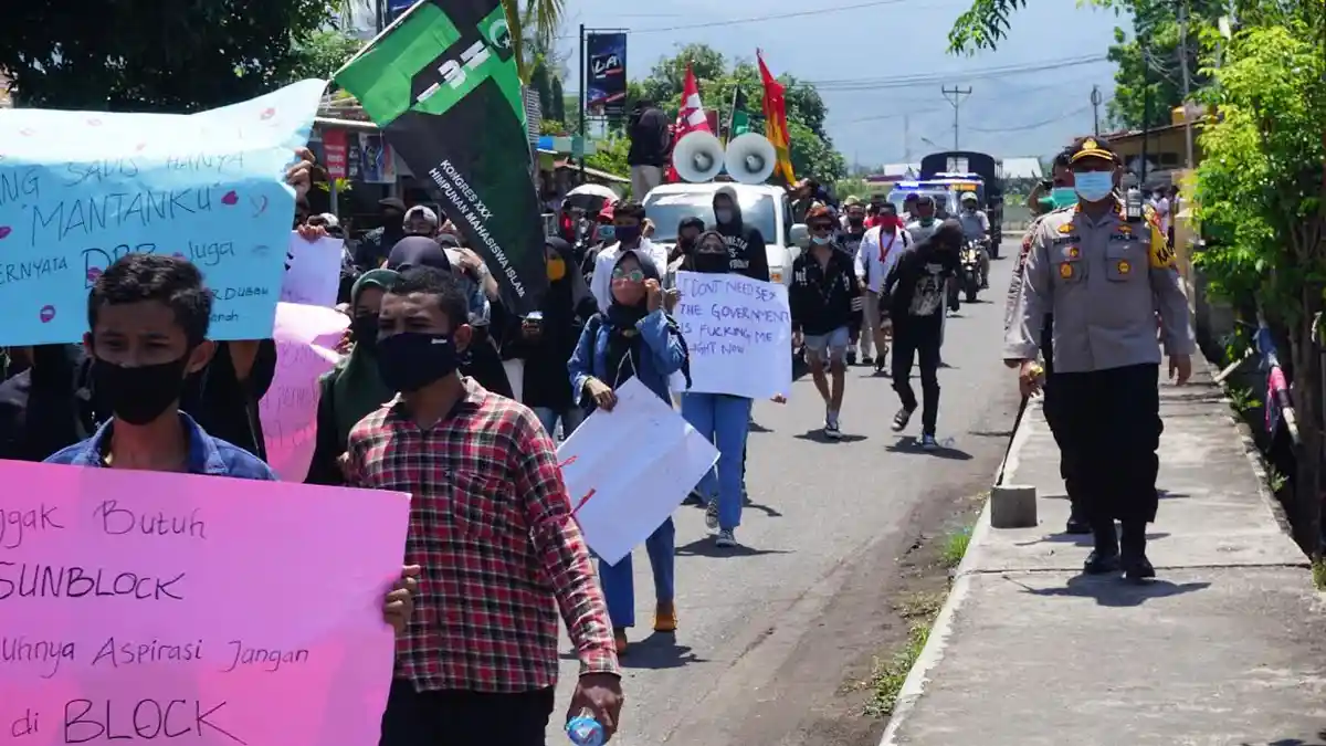 Kapolres Ende Dampingi Pendemo Omnibus Law Keliling Kota, Komentar Warga : Keren!