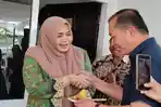 Lalu-Muhammad-Iqbal-dan-Indah-Dhamayanti-Putri-bersalaman-saat-hadiri-HUT.jpg