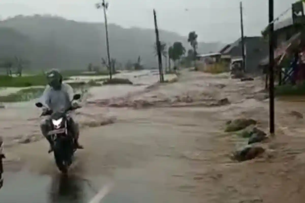 Pengendara Beat Hilang Terseret Banjir di Cihaurbeuti-Panumbangan
