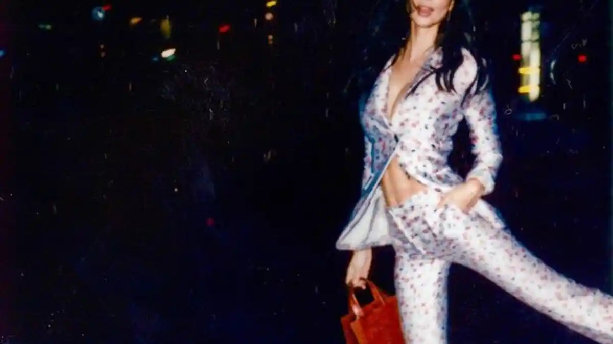 Model Emily Ratajkowski Tampil Seksi Dalam Balutan Outfit Floral Print