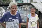 Hasan-dan-istrinya-di-depan-rumah-terpal.jpg