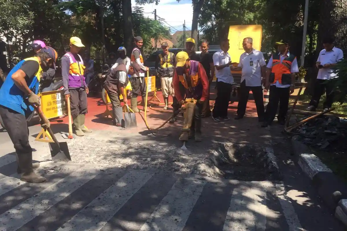 Menguak Misteri Jalan Tiba-tiba Berasap, Petugas Bongkar Aspal di Perempatan Cipaganti-Pasteur