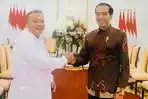 joko-widodo-berfoto-667778888.jpg