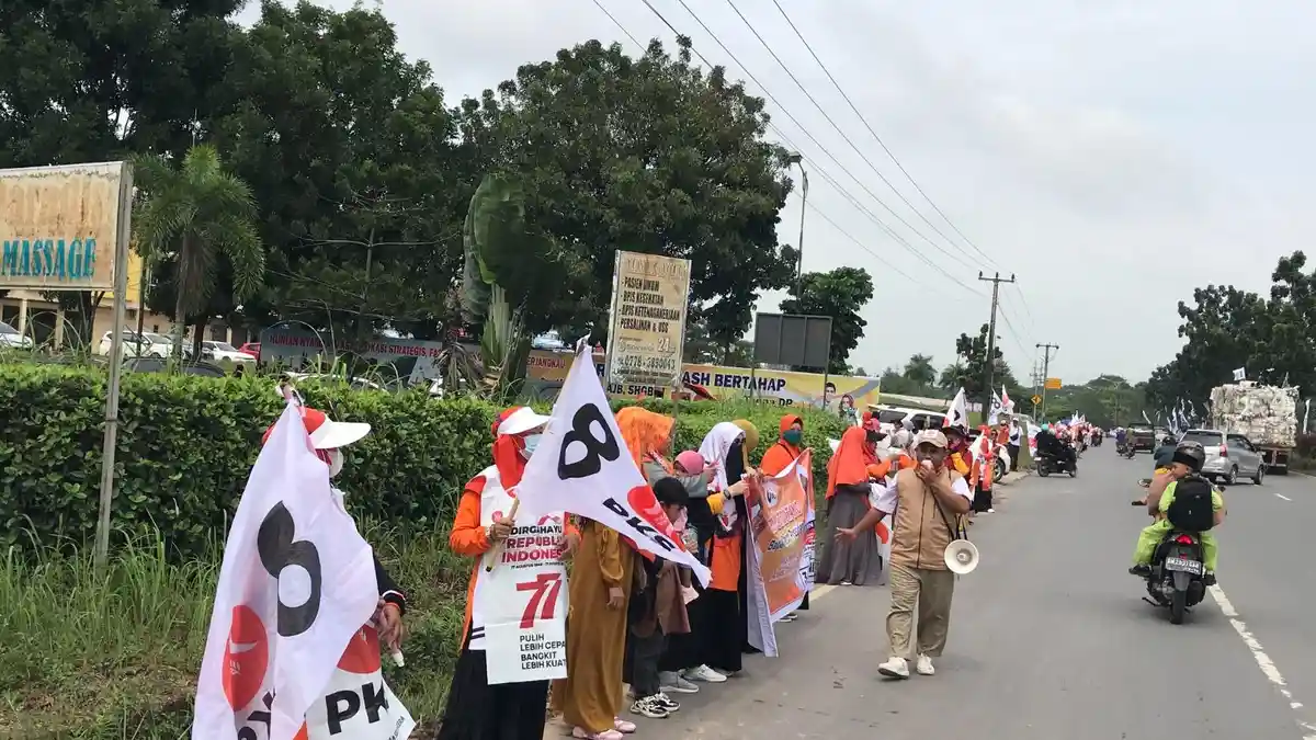 Emak-Emak Pendukung Anies Baswedan Long March ke Masjid Sultan Mahmud Riayat Syah