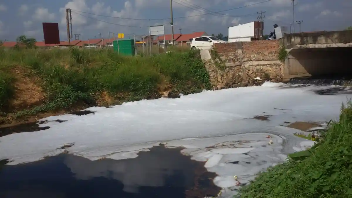 Air Parit Berbusa dan Bau, Drainase Jembatan Taman Anugerah Diduga Jadi Tempat Buang Limbah