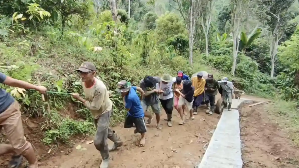 Warga Batetangnga Polman Patungan Demi Perbaiki Jalan Sepanjang 150 Meter
