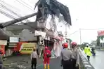 Kamis-322022-baliho-roboh-dan-sejumlah-pohon-tumbang.jpg