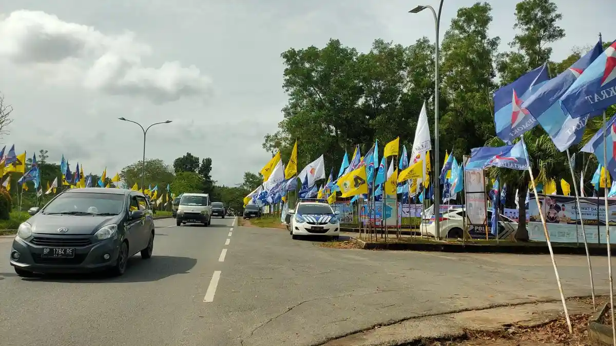 Persiapan Kedatangan Prabowo di Batam, Ribuan Bendera Koalisi Terpampang Dimana-mana