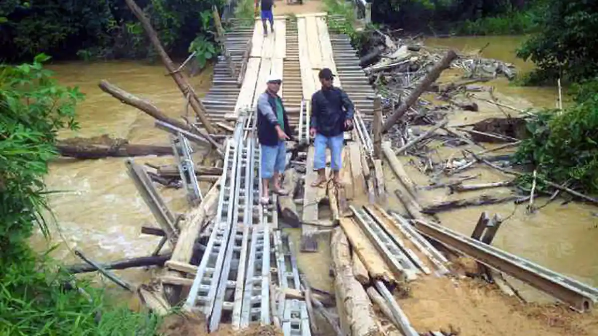 Jembatan Ambruk Ribuan Warga Terancam Terisolir