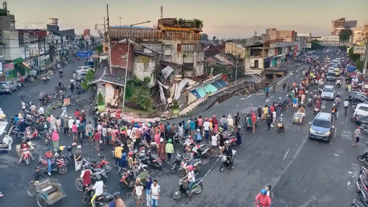 Heboh! Jalan Nasional di Jember Sepanjang 45 Meter Ambles, 8 Ruko Roboh. Begini Kesaksian Warga