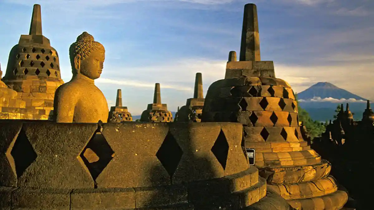 Cegah Keausan Batu, Pengunjung Borobudur Diharuskan Pakai Sandal Khusus