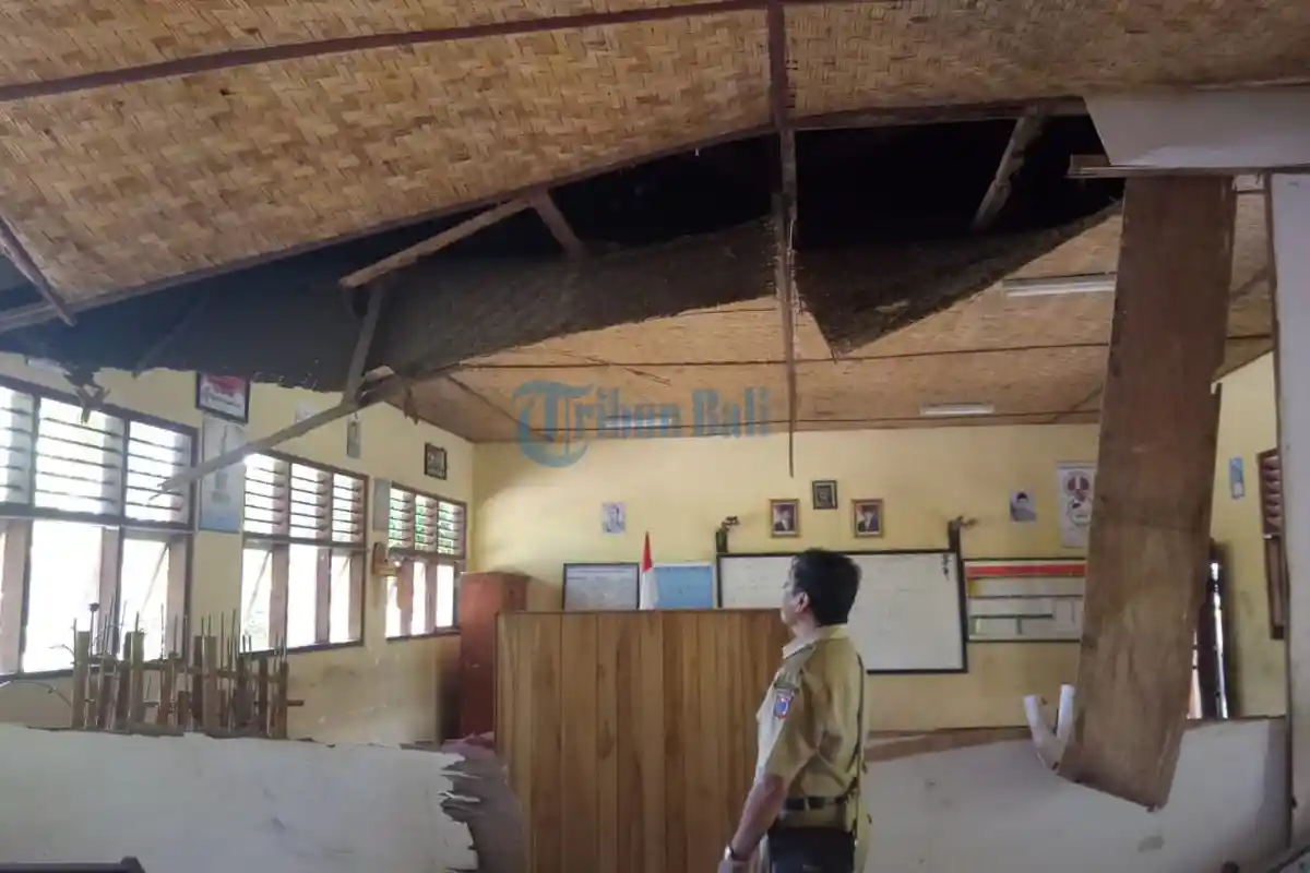 Ruang Kelas SDN 2 Pertima Karangasem Rusak Parah, Plafon Kelas Jebol dan Temboknya Retak
