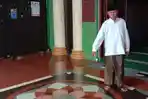 Maling Bawa Kabur Kotak Amal Masjid di Kota Malang Terekam CCTV, Dibungkus Jas Hujan