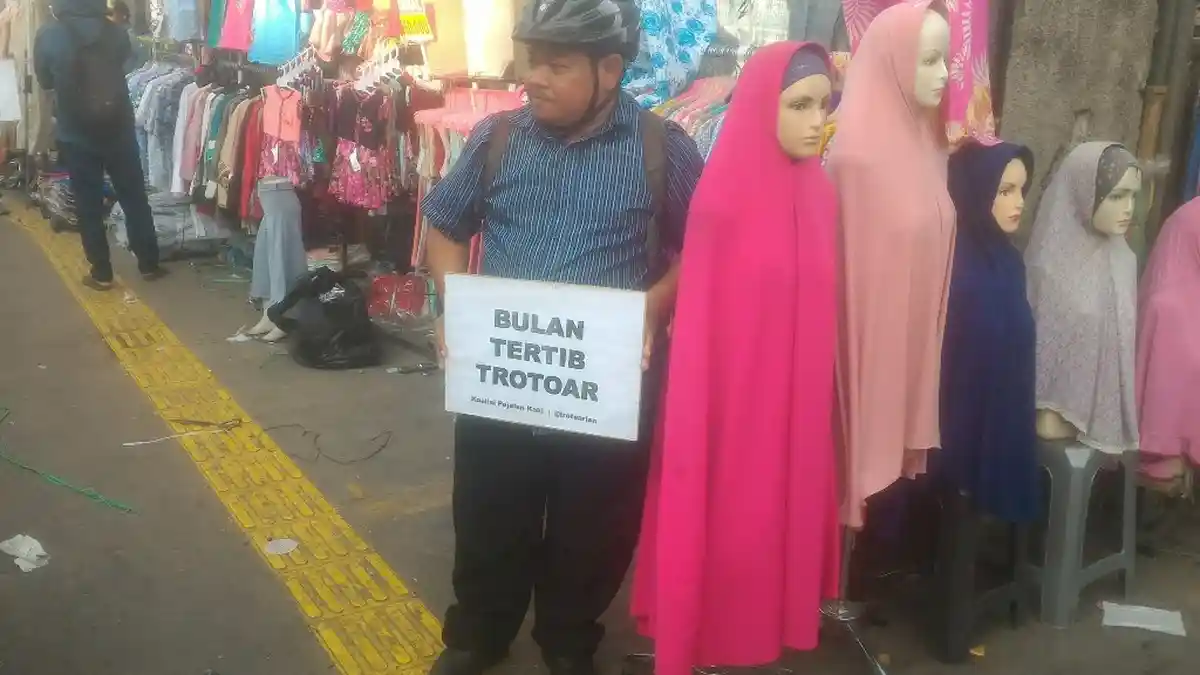 Pejalan Kaki Ingatkan Pedagang Tanah Abang Soal Fungsi Trotoar