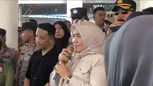 Plt-Bupati-Wakatobi-Ilmiati-Daud-menemui-massa-aksi-tenaga-kesehatan.jpg