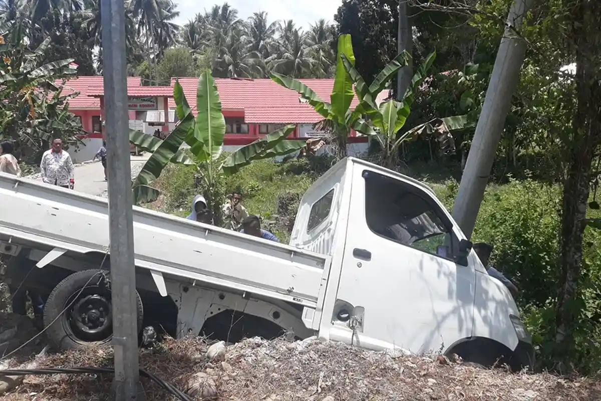 Hati-hati Jika Mobil Menabrak Tiang Listrik, Ganti Ruginya Bisa sampai Ratusan Juta