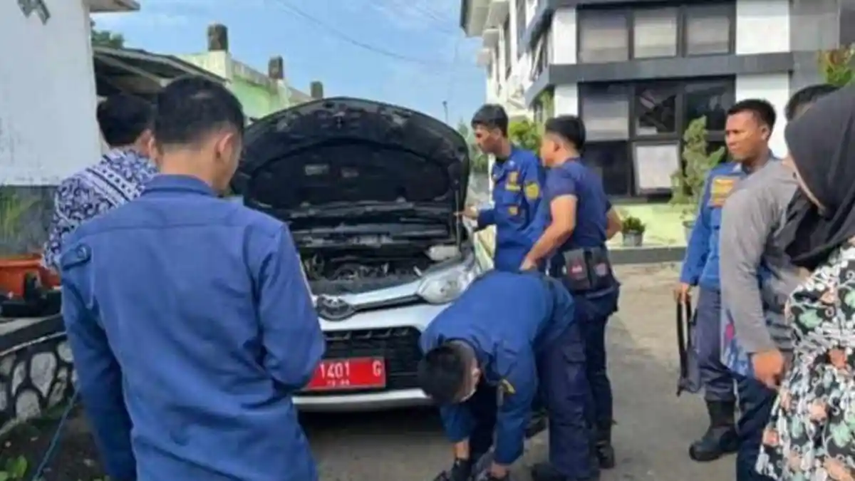 Waduh! Ular Sanca Mati Ditemukan di Mobil Dinas Sekcam Ciawi Bogor