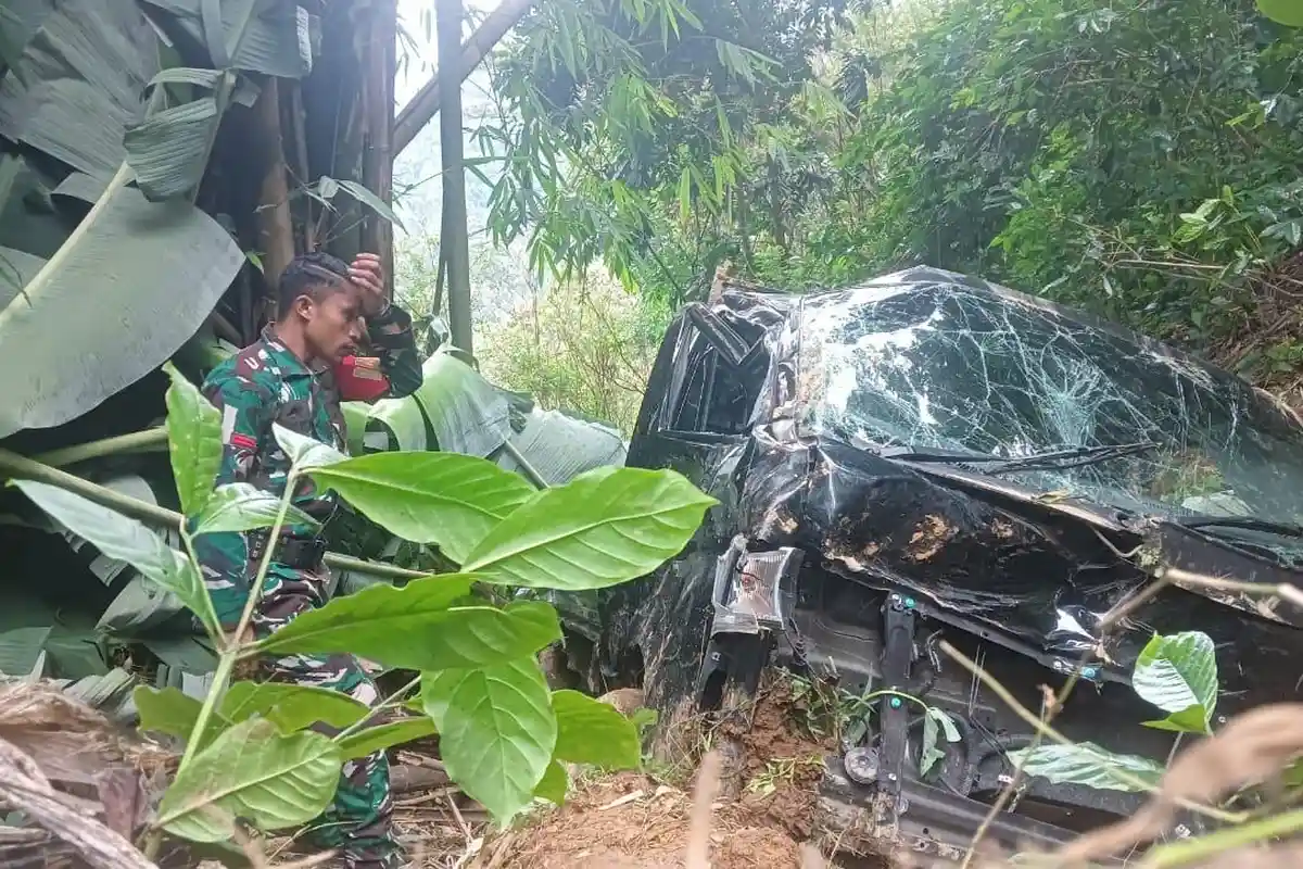 Pikap Terjun ke Jurang di Manggarai Timur, Pengemudi Tidak Sadarkan Diri