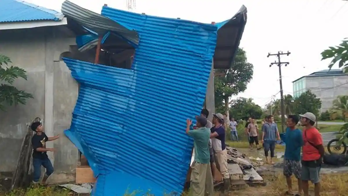 Detik-detik Gulungan Angin Hantam Rumah Warga Aceh Singkil 