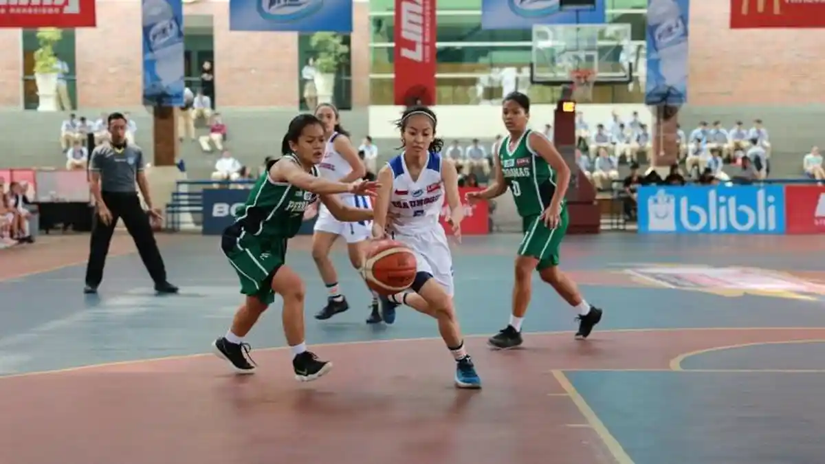 Putri Universitas Esa Unggul vs Putri Perbanas Institute di Semifinal LIMA Basket Jakarta