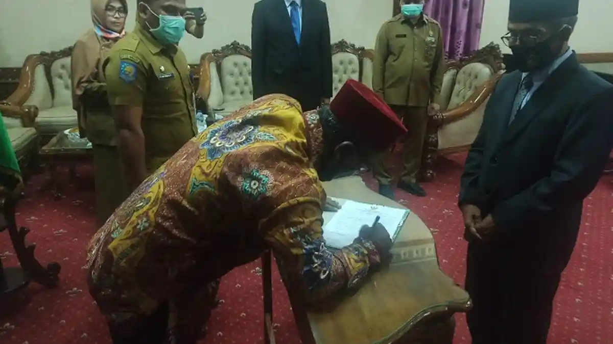 Abusyik Mutasikan Kepala DPMPTSP Pidie, Ini Jabatannya Sekarang