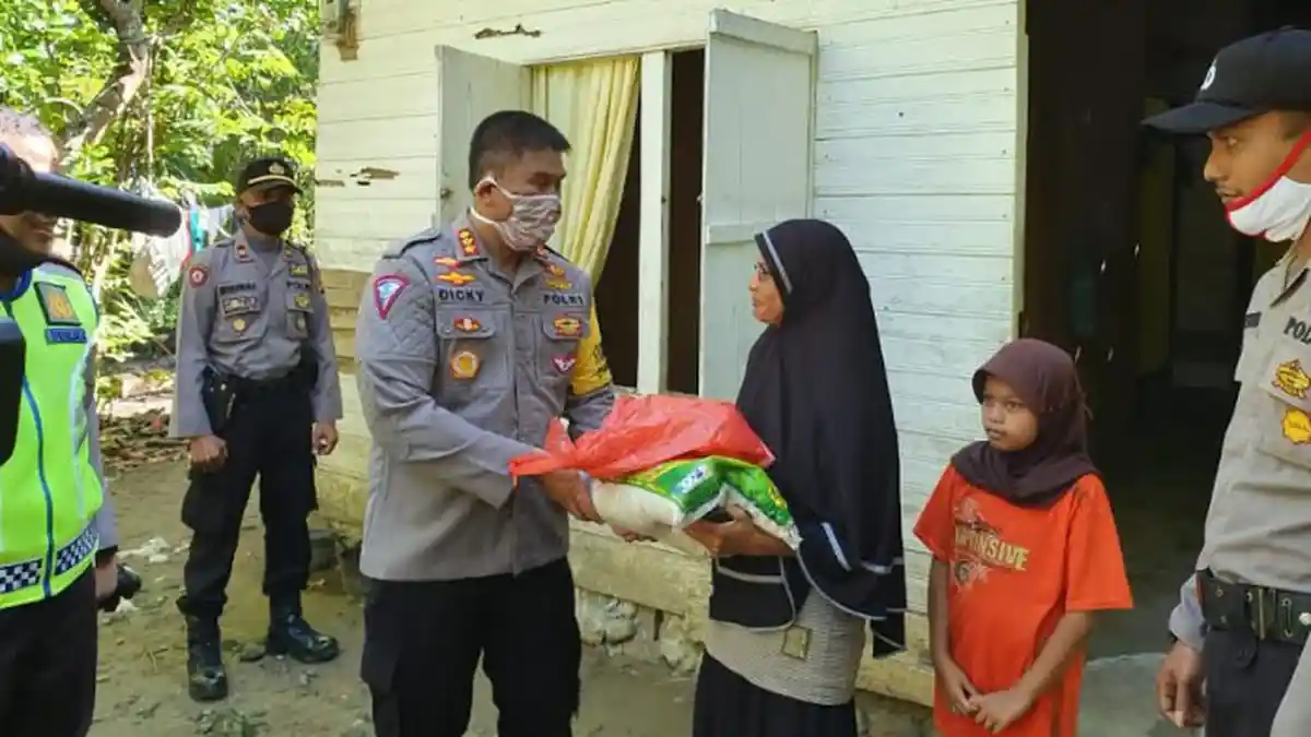 Dirlantas Polda Aceh Bagi Sembako untuk 20 Warga Lembah Seulawah Aceh Besar