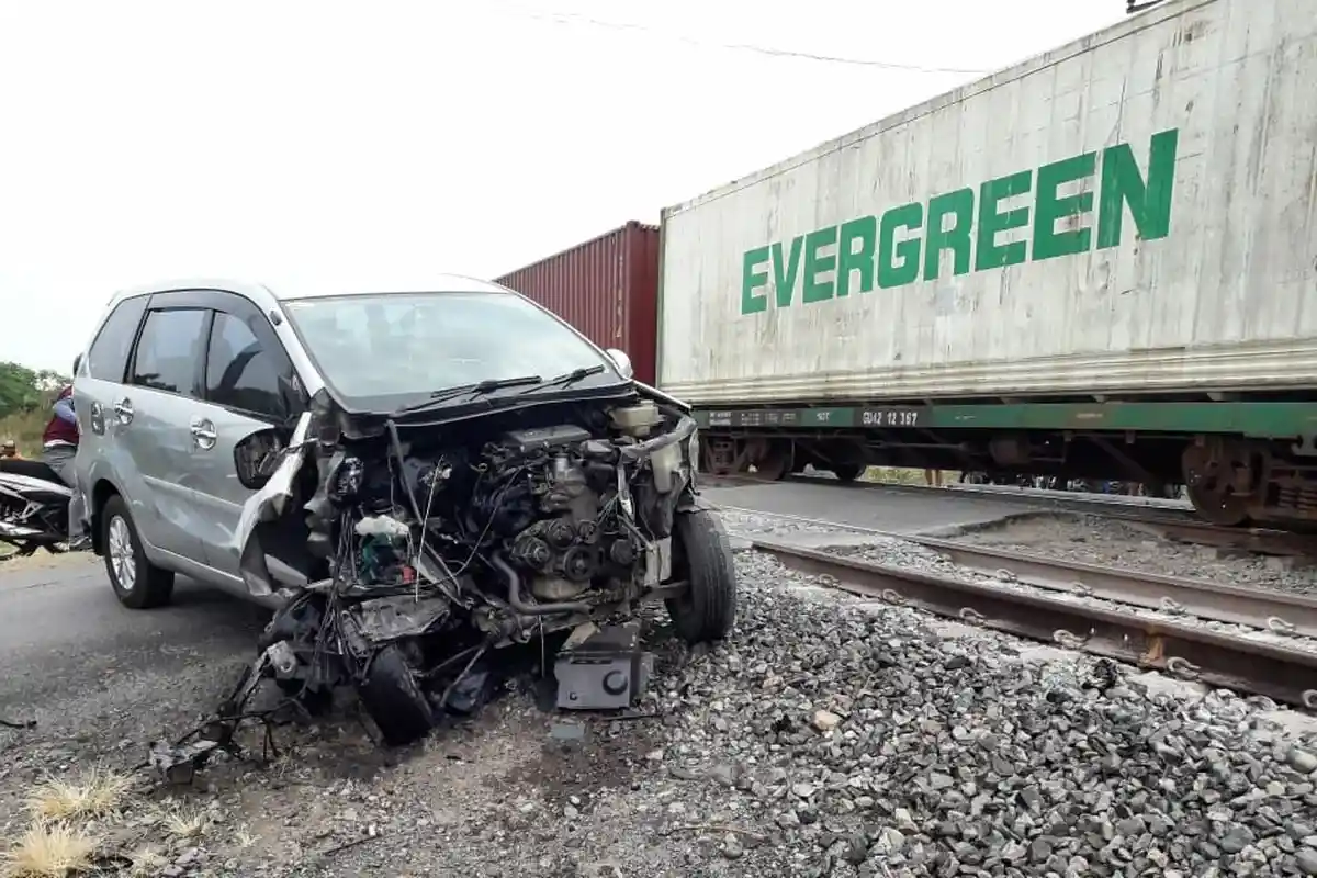BREAKING NEWS: Mobil Xenia Ringsek Setelah Tabrak Kereta Api di Mundu Cirebon, 6 Penumpang Selamat