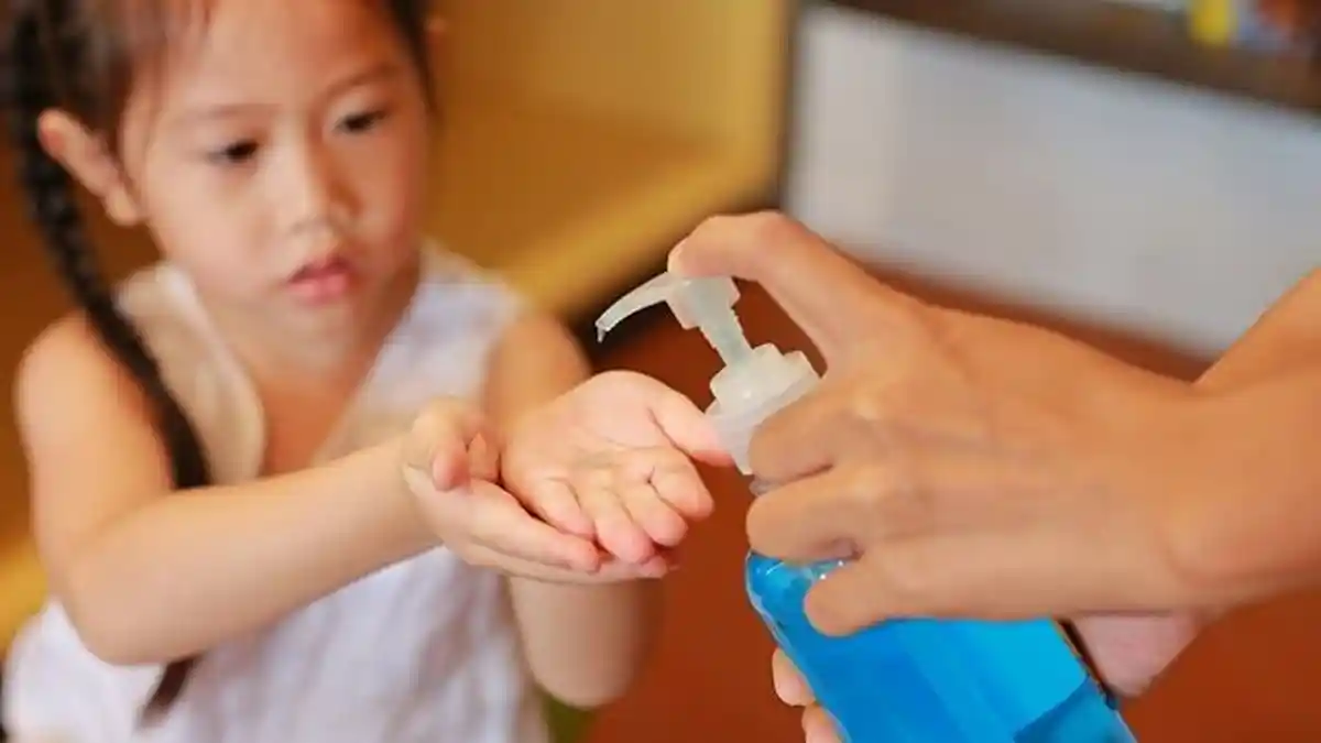 Apakah Benar Hand Sanitizer Berbahaya Bagi Bayi?