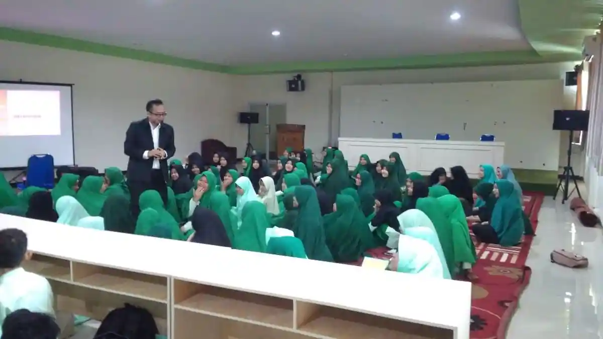 Penulis Buku Manjadda Wajadda Beri Motivasi Siswa SMPIT-SMAIT Nurul Fikri Makassar