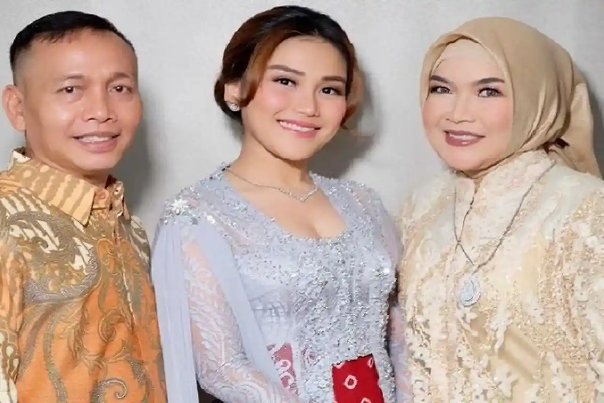 Umi Kalsum Ibu Ayu Ting Ting Ternyata Sudah Menikah di Usia 19 Tahun, Begini Kisahnya & Abdul Rozak