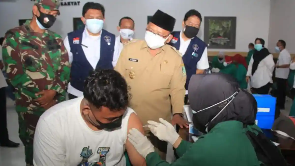 Banyuwangi 'Keroyokan' Kejar Target Vaksinasi Covid-19