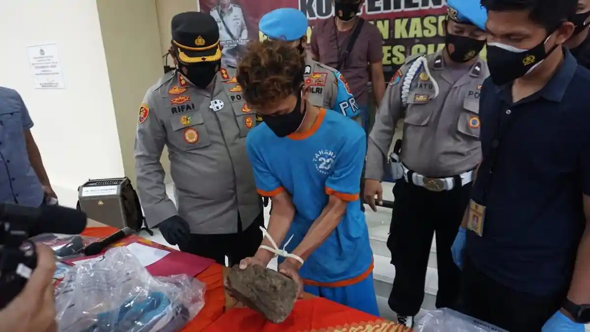 Pelaku yang Menganiaya Sepasang Kekasih Muncul dari Atap Membawa Batu Besar