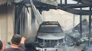 Penampakan-Rumah-di-Kota-Raha-Kabupaten-Muna-Usai-Terbakar-Mobil-dan-Motor-Ikut-Hangus.jpg