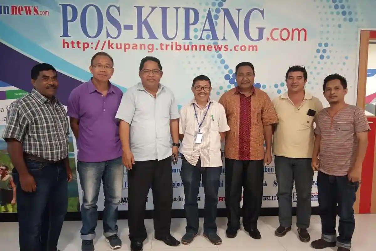 Agas Andreas Bincang Soal Sampah di Kantor Redaksi Pos Kupang