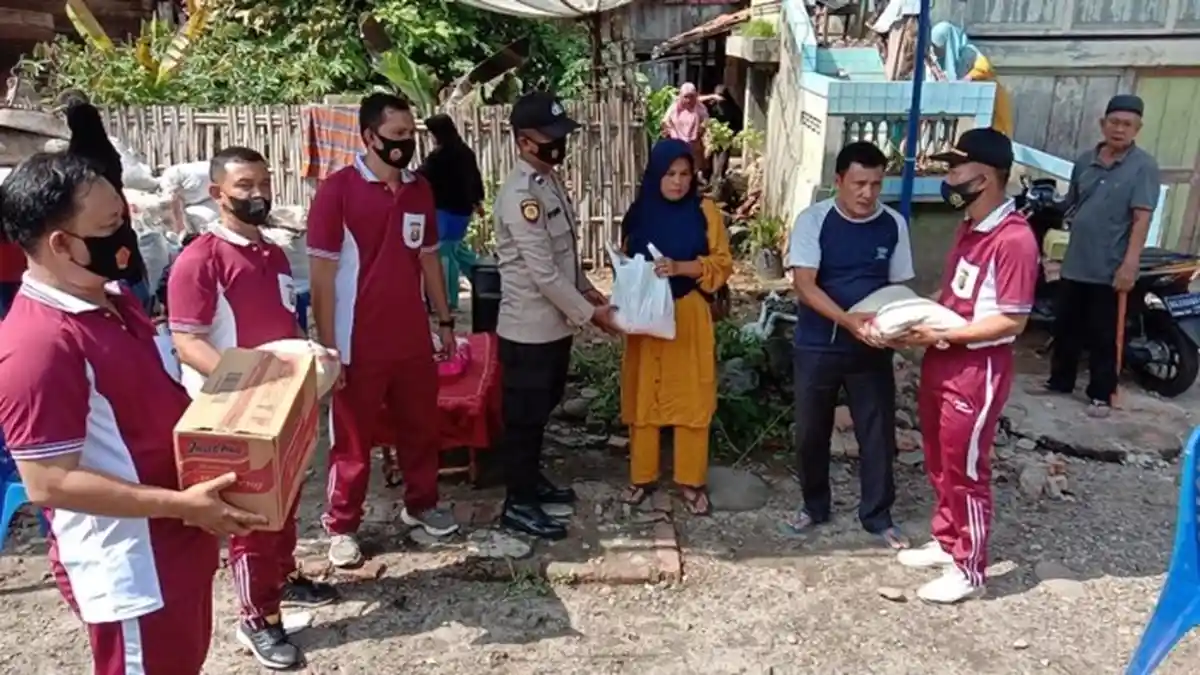 Polsek Pengandonan Salurkan Bantuan Untuk Korban Kebakaran