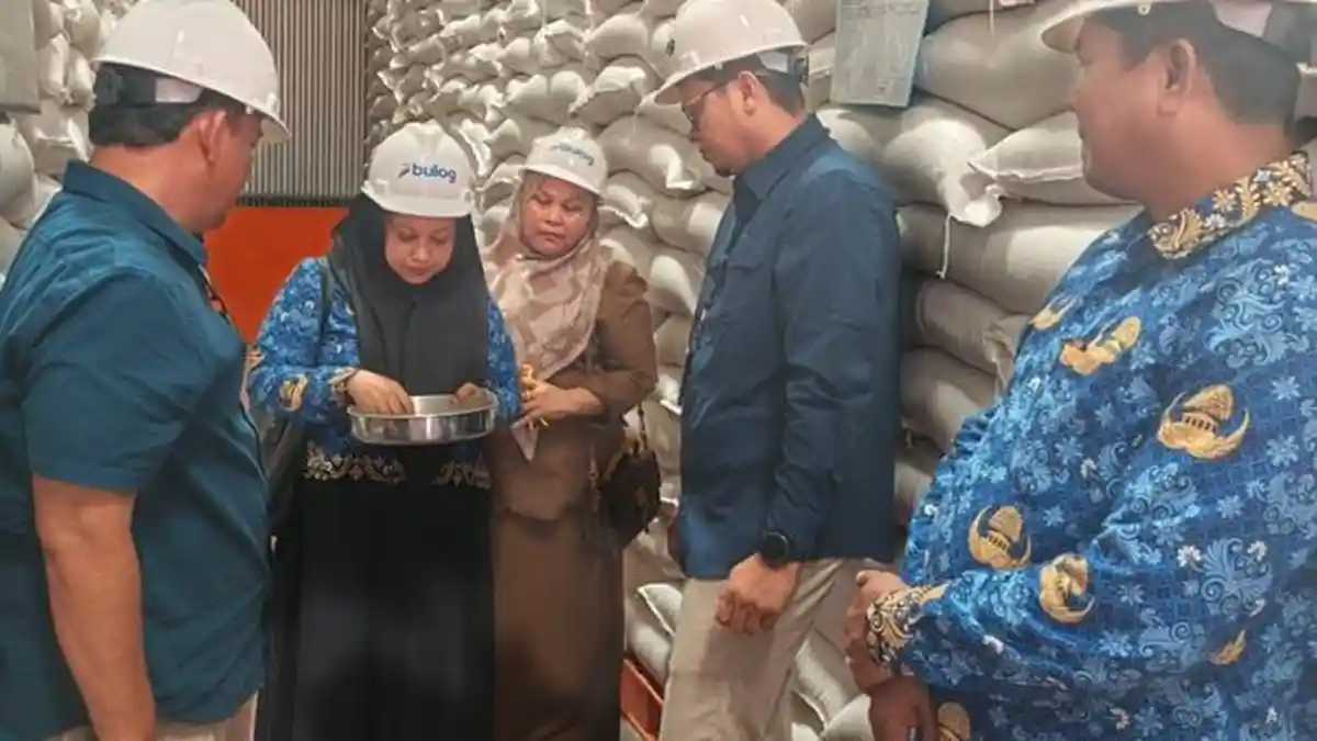 Dinas Pangan Cek Cadangan Beras Milik Pemerintah Aceh di Gudang Bulog Siron