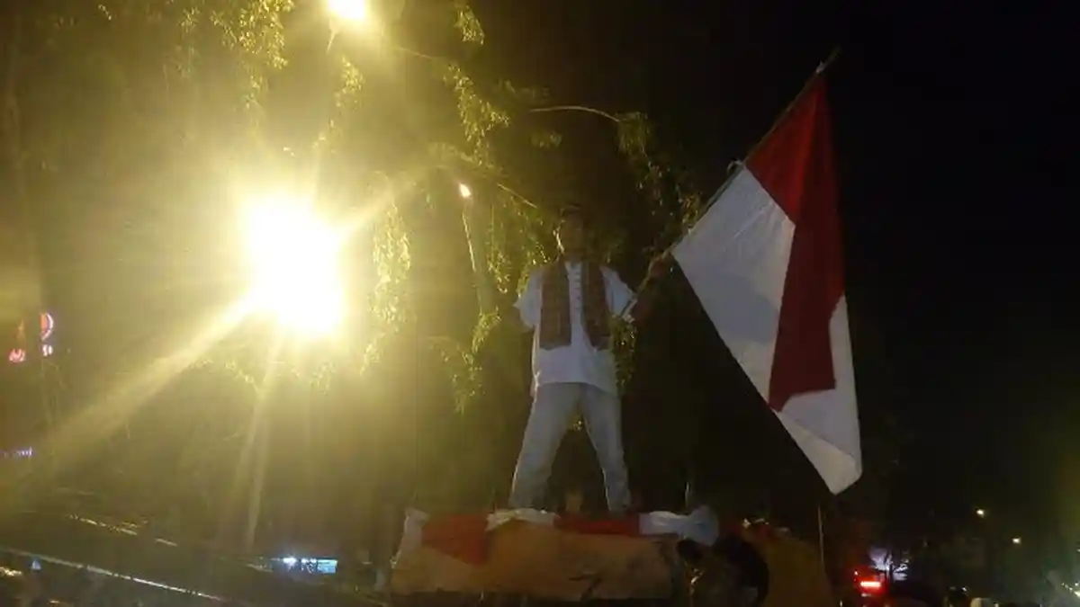 200 Orang Ikuti Renungan Malam di Makam Pahlawan