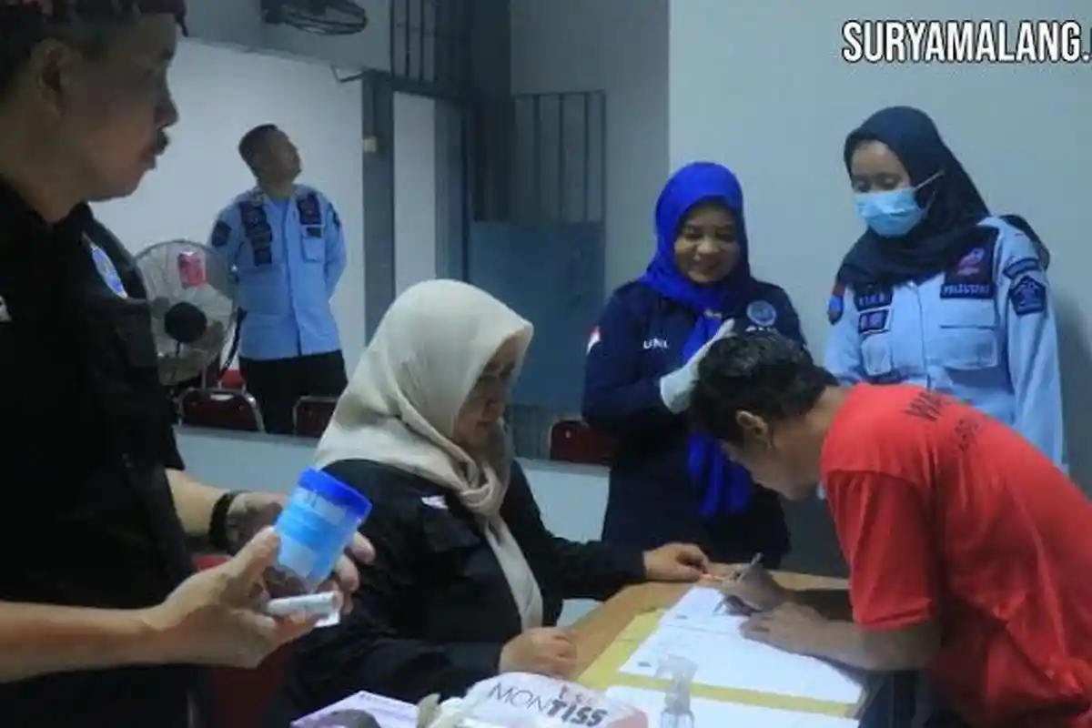 Ketika Puluhan Sipir dan Narapidana Penjara Madiun Dites Urine secara Acak dan Mendadak