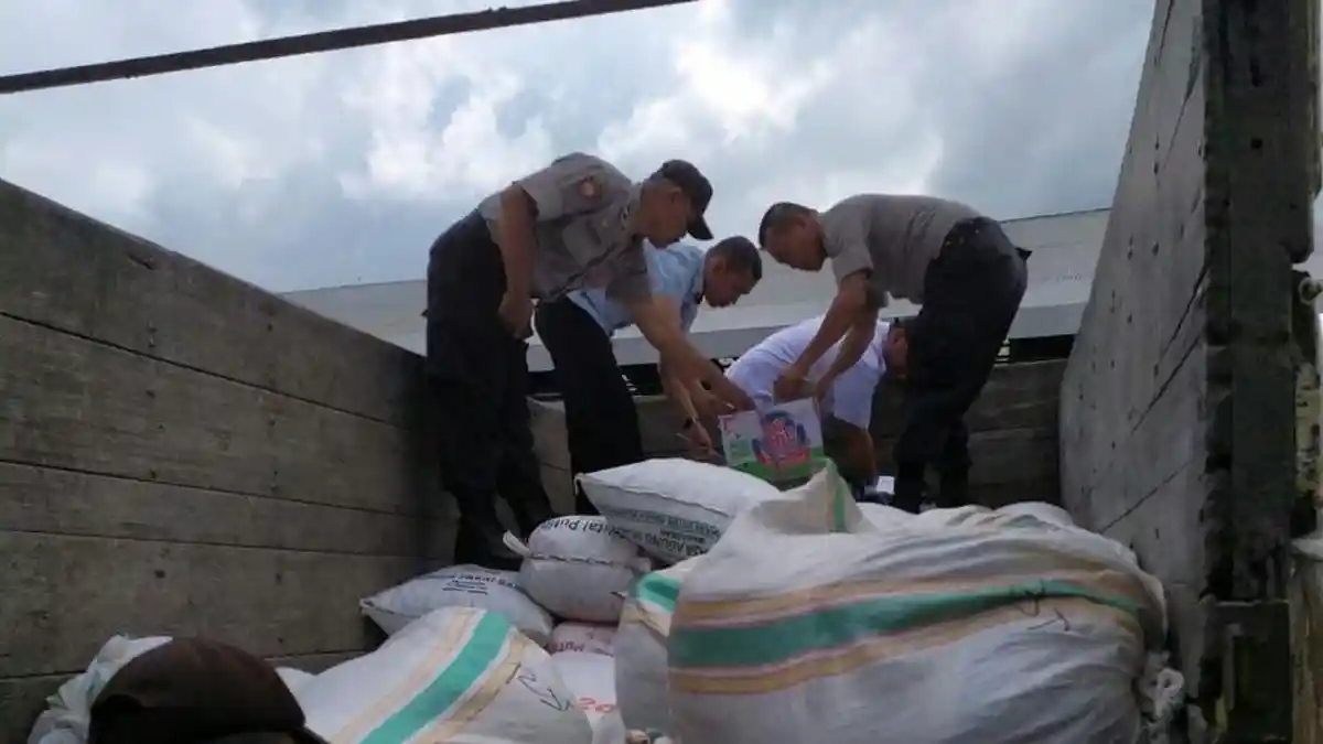 Cegah Kembali Masuknya Miras Cap Tikus, Kepolisian Periksa Barang Datang di Pelabuhan Samarinda
