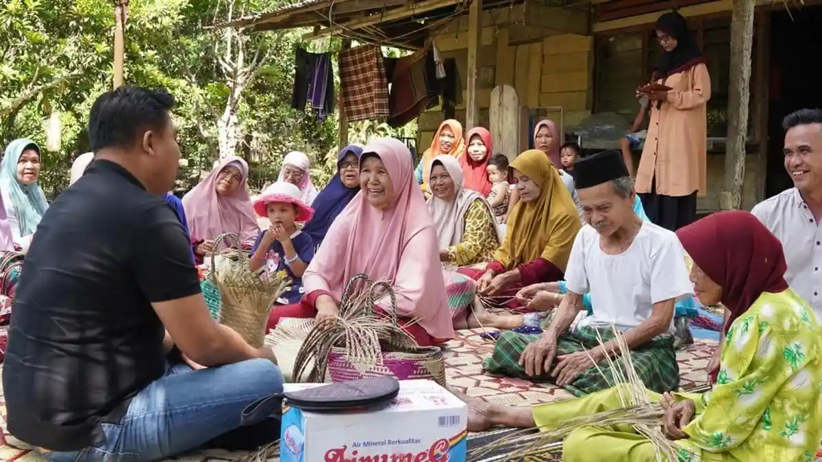Bupati Dharmasraya Sutan Riska Tuanku Kerajaan Ikut Mengayam Bersama Lansia di Nagari Tabek