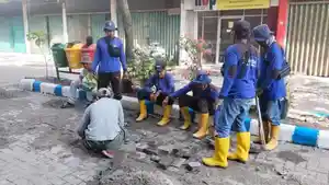 Pekerja-memperbaiki-paving-block-di-area-Pasar-Deli-Mas.jpg