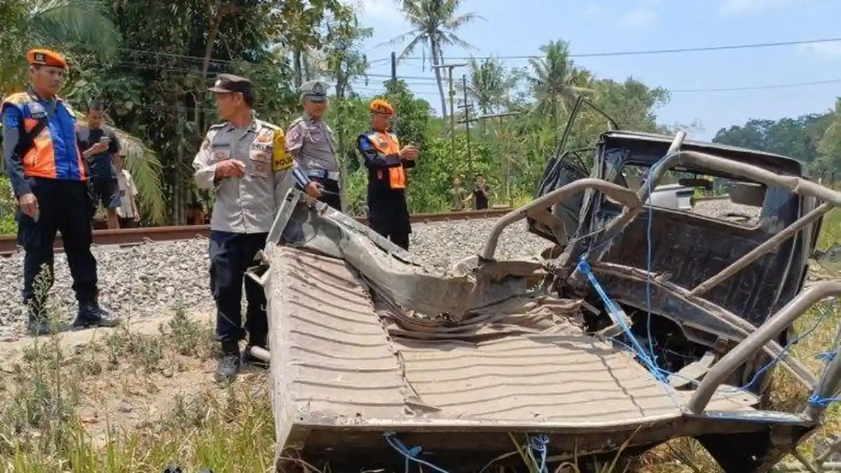 'AYO LOMPAT NAK!', Kereta Api Tabrak Mobil Pick Up, Ayah & Anak Selamat dari Maut di Detik Terakhir