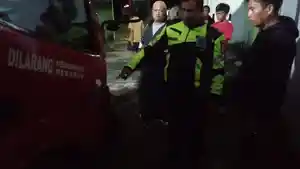 Polisi-saat-amankan-pengendara-truk-yang-menabrak-ayah-dan-anak-Jumat-2642024-malam.jpg