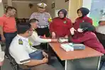 Jamin-Keamanan-Mudik-Polisi-Cek-Urine-Kru-Bus.jpg